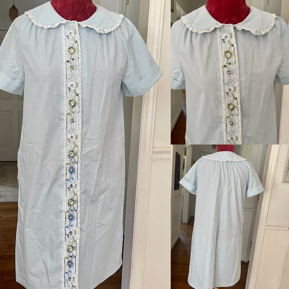 Sweet lightweight vintage robe with lace covered snap front closure short sleeve